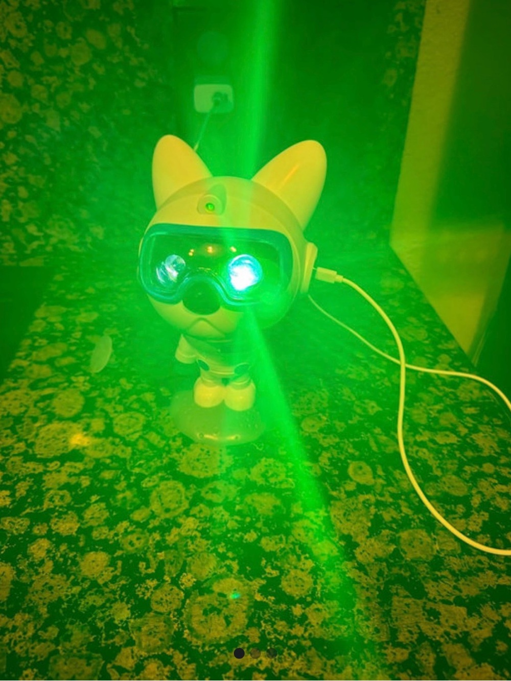 White Smartphone VR Headset Accessory with LED Lights